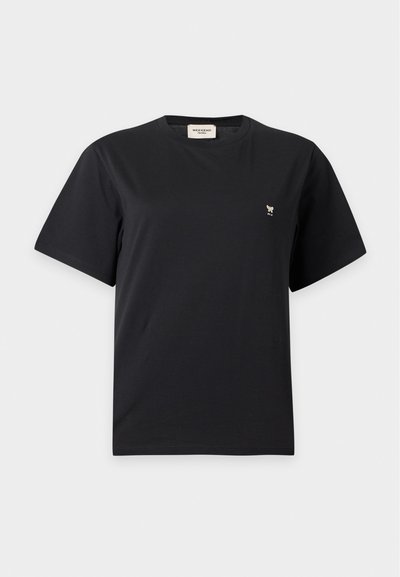 T-shirt noir à manches courtes et col rond avec un petit logo papillon sur la poitrine gauche et une étiquette blanche à l'intérieur du col.