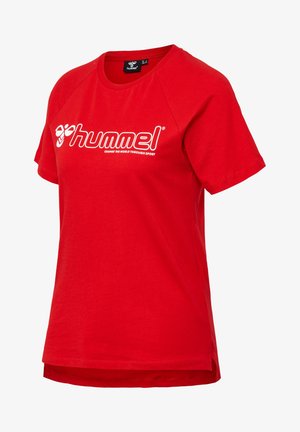 Rotes Baumwoll-T-Shirt mit rundem Ausschnitt, kurzen Ärmeln und einem weißen "hummel"-Logo auf der Vorderseite. Mit Seitenschlitzen am Saum.
