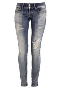 Jean skinny bleu avec délavage usé, de nombreux détails déchirés et usés sur les cuisses et les genoux à l'avant, fermeture à deux boutons à la taille.
