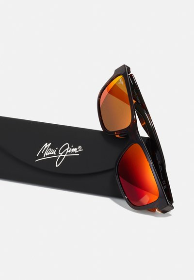 Maui Jim prillid tumeda kilpkonna mustriga raamidega ja oranžide gradient läätsedega, esitatud mustal karbil, millel on brändi logo.