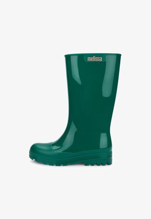 Botas de lluvia de goma verdes con un acabado brillante, puntera redondeada y suela texturizada. Presenta un logotipo beige de la marca en la parte superior.