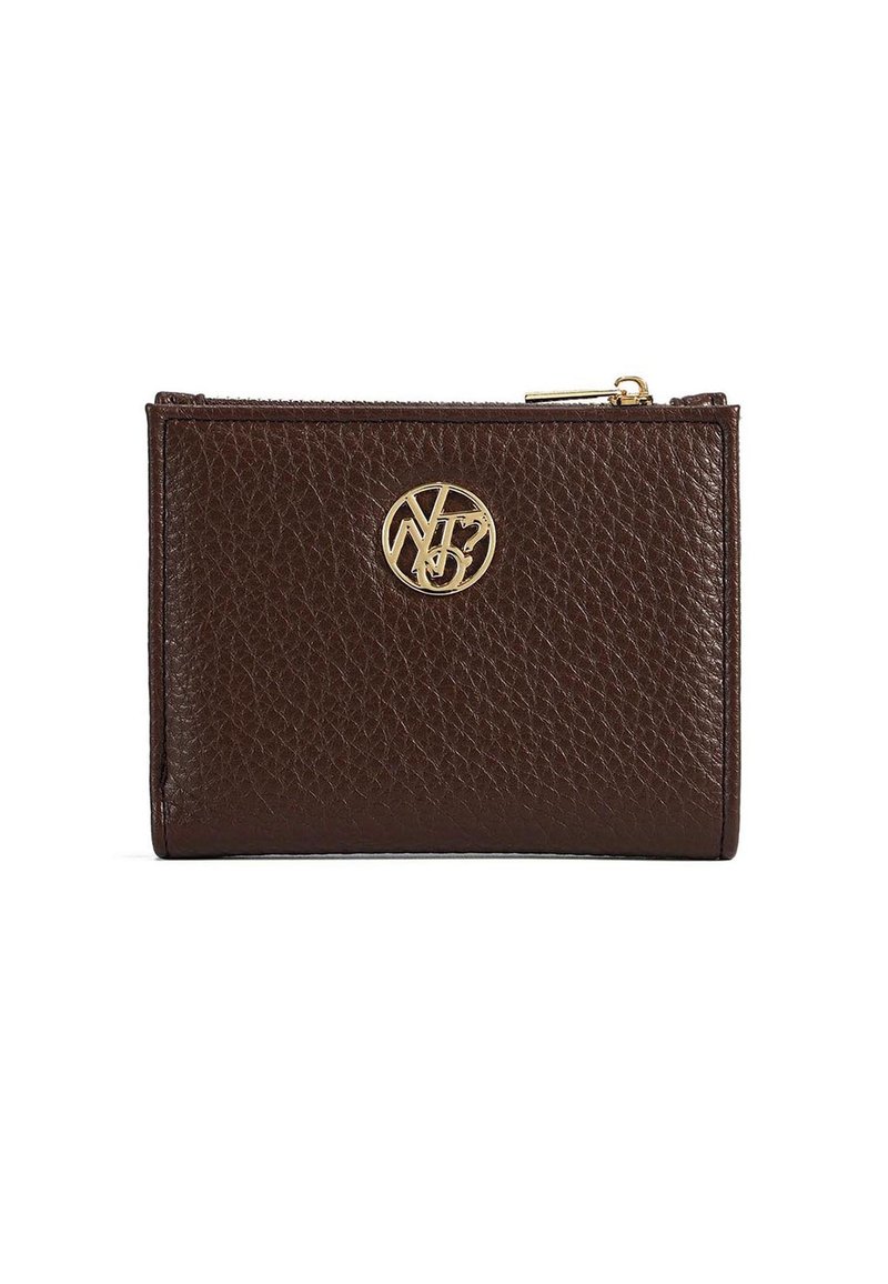 Portafoglio in pelle marrone con superficie testurizzata, presenta un logo circolare dorato sul fronte e una chiusura a zip superiore.