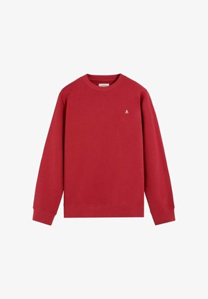 Sudadera roja de algodón con mangas largas, cuello redondo y un pequeño logo bordado en el pecho. Textura suave, ajuste informal.