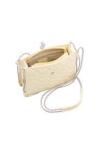 Beige quiltet håndtaske med hjerte mønster, flettede flerfarvede stropper, lynlåslommer og trykknaplukning, med en glat læderstruktur.
