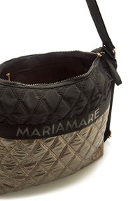 Borsa a spalla in nylon trapuntato con una parte inferiore bronzo lucido, parte superiore nera e tracolla con logo. Caratterizzata da una chiusura con zip e una tasca interna.