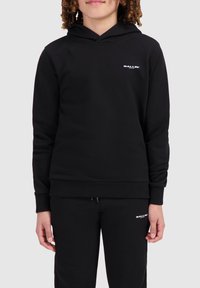 Zwarte hoodie van zacht materiaal met een kangoeroezak en ribgebreide manchetten. Voorzien van een wit "BALLIN'" logo op de borst. Gecombineerd met bijpassende broeken.