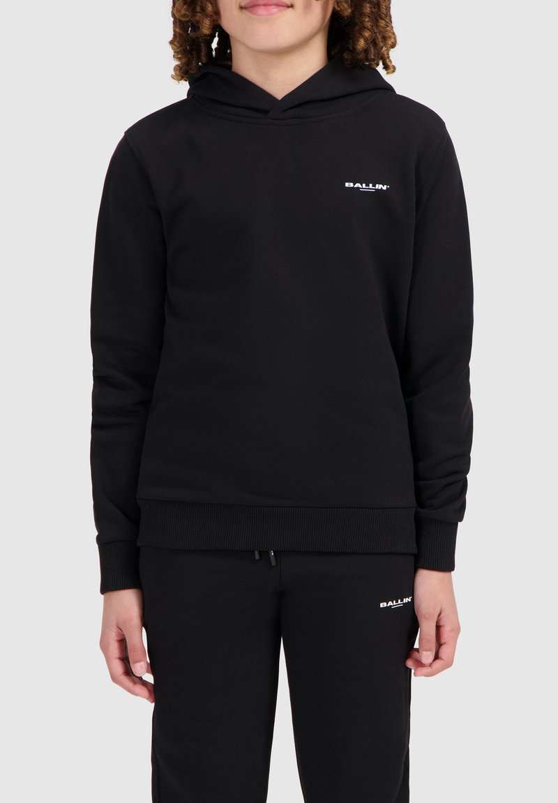 Zwarte hoodie van zacht materiaal met een kangoeroezak en ribgebreide manchetten. Voorzien van een wit "BALLIN'" logo op de borst. Gecombineerd met bijpassende broeken.