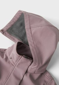 Svijetlopurple jakna s kapuljačom, koja ima mekani sivu podstavu i kopčanje na dugmad. Glatka tekstura s detaljnim šavovima.