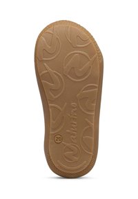 Hnědá gumová podrážka s texturovaným povrchem, která má opakující se vzor loga a zaoblený tvar, opatřená číslem "20."