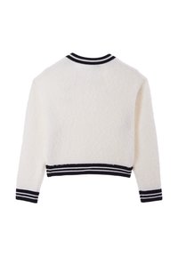 Weißer, flauschiger, kürzer geschnittener Pullover mit geripptem schwarz-weißen Kragen und Ärmelbündchen. Weicher Stoff, lange Ärmel und keine sichtbaren Verschlüsse.