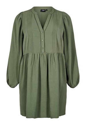 Robe verte à manches longues avec une fermeture à boutons sur le devant, texture plissée, col rond et jupe froncée. Fabriquée en tissu léger.