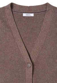 Brązowy prążkowany kardigan wykonany z fakturowanego materiału, z dekoltem w serek, zapinany na guziki, z wszytą etykietą "CECIL" wewnątrz.