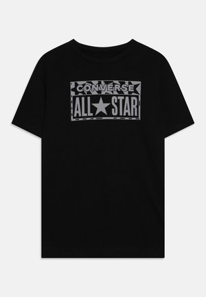 T-shirt noir en coton avec un grand logo gris "Converse All Star" imprimé dans un design rectangulaire avec une bordure.