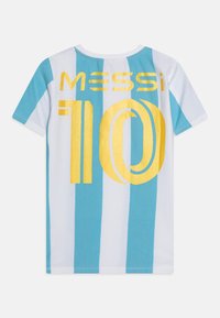 Camisola branca de mangas curtas com riscas verticais azuis; apresenta "MESSi" e o número "10" em letras amarelas negrito nas costas.