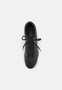 Zapato de fútbol de cuero negro con parte superior texturizada, diseño con cordones, suela acolchada y sutil logotipo verde en la lengua.