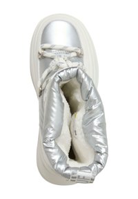 Botín de tobillo impermeable en color plata con forro de felpa suave, cordones grises texturizados y un cuello acolchado para mayor comodidad. Presenta una suela de goma blanca.