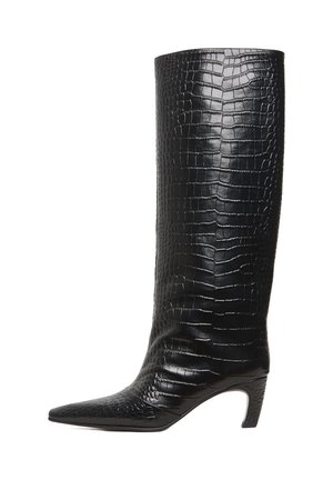 Schwarzer kniehoher Stiefel mit spitzem Zehenbereich, mittelhohem, gebogenem Absatz und glänzendem, krokodilpräge Leder.