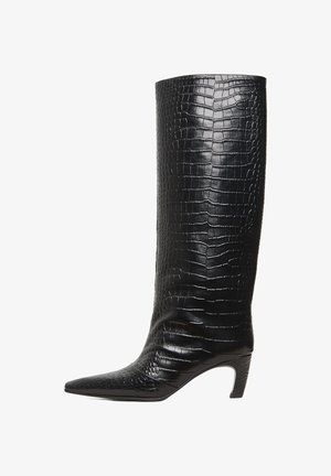 Zwarte kniehoge laars met spitse neus, halflange gebogen hak en glanzende krokodillenprint leren textuur.