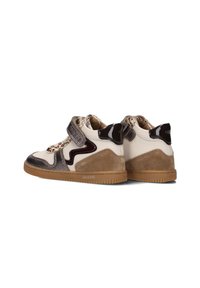Hochschnittige Kindersneaker mit beigen, braunen und schwarzen Akzenten, Leopardenmuster-Details und Klettverschluss, von der Rückansicht gezeigt.