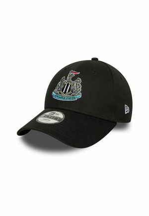Schwarze verstellbare Jugend-Baseballmütze mit dem eingestickten Wappen des Fußballclubs Newcastle United auf der Vorderseite, New Era-Logo an der Seite.