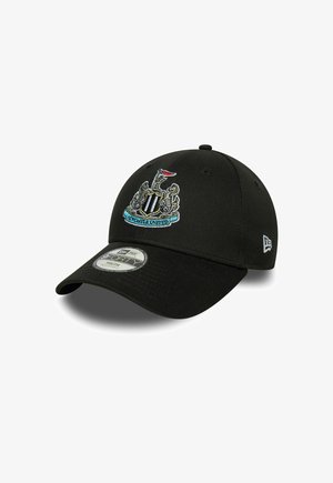 Cappello da baseball giovanile regolabile di colore nero con il distintivo della squadra di calcio Newcastle United ricamato sul fronte e il logo New Era sul lato.