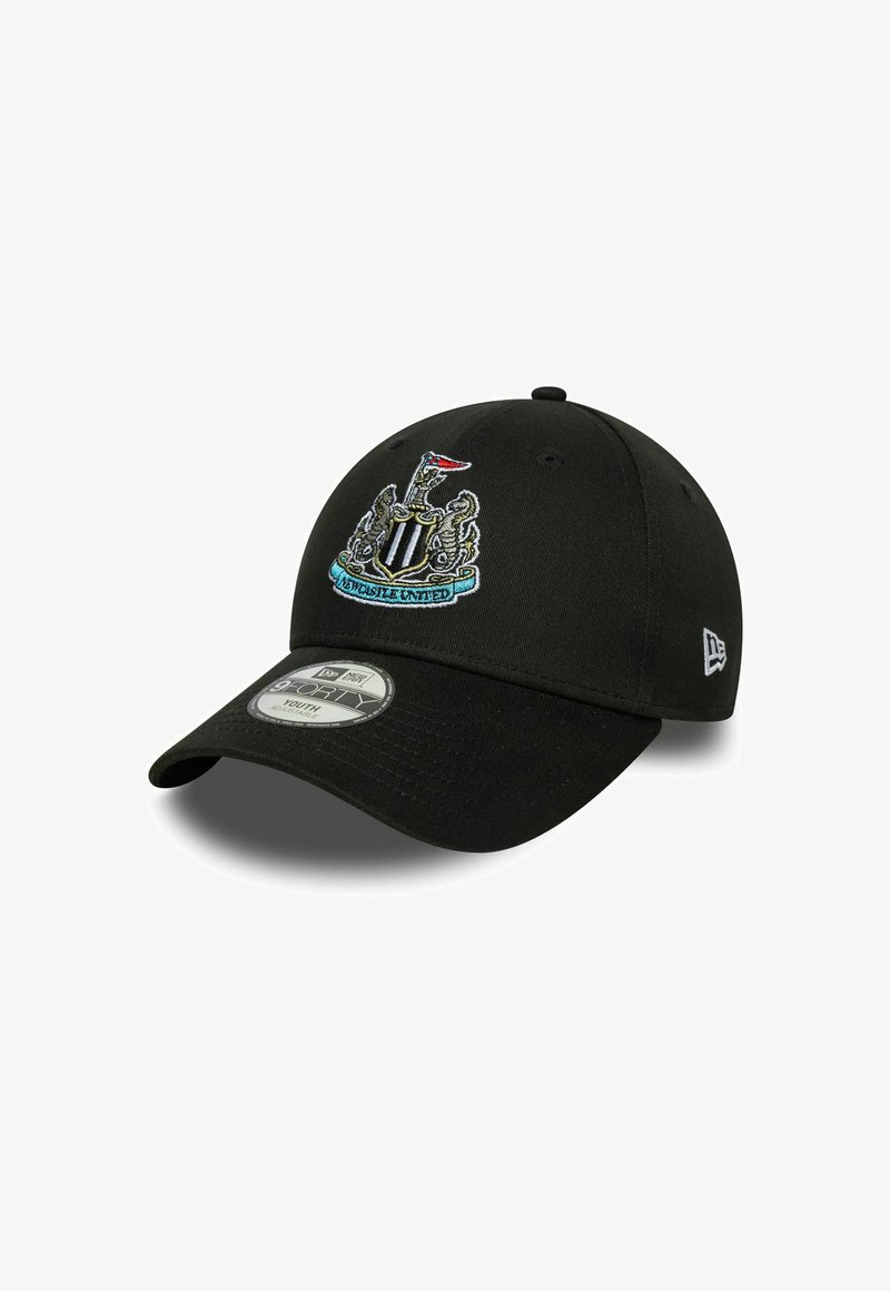 Schwarze verstellbare Jugend-Baseballmütze mit dem eingestickten Wappen des Fußballclubs Newcastle United auf der Vorderseite, New Era-Logo an der Seite.