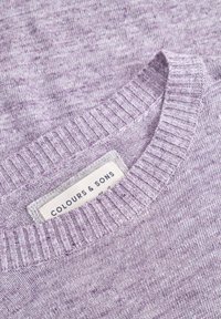 Helle lila gestrickter Rundhalspullover mit geripptem Kragen und einem Etikett mit der Aufschrift "COLOURS & SONS." Weiche Textur mit einem melierten Muster.
