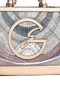 Borsa beige con un grande logo cucito a forma di "G" e motivi circolari policolori di testo e mappe sullo sfondo.