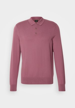 Polo a maniche lunghe in tessuto a maglia rosa polveroso, caratterizzato da un colletto classico, una placca con tre bottoni e polsini e orlo a costine.