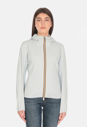 Giacca impermeabile di colore azzurro chiaro con cappuccio, dotata di una cerniera frontale e dettagli con strisce multicolori, realizzata in un materiale liscio e leggero.