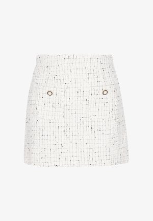 Fehér tweed szoknya, amely rácsos mintázattal és fekete kiegészítőkkel rendelkezik, két elülső zsebével és fém gomb részletekkel. Rövid, formázott kialakítás.