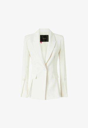 Biely na mieru šitý blejzer s výstrihom s výrezom, zapínaním na jeden gombík, vreckami s klopami a čiernou nášivkou s nápisom "Pinko" vo vnútri goliera.