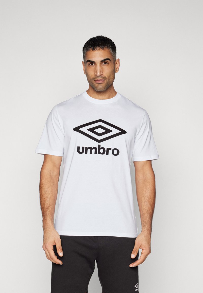 Hvid bomulds t-shirt med et stort sort "Umbro" logo i midten. Korte ærmer og rund halsudskæring. Enkel design uden yderligere mønstre.