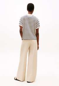 Tommy Hilfiger - Print T-shirt - calico/dark night navy Thumbnail Image 1