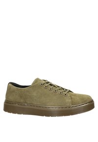Sneakers in suede verde oliva con sei occhielli, punta rotonda e una suola in gomma marrone spessa e rigata per una buona aderenza. Presentano un colletto e una linguetta imbottiti.