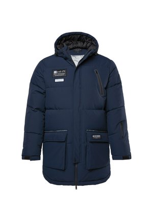 Marineblaue Steppjacke mit Kapuze, mehreren Reißverschlusstaschen und Logopatches. Verfügt über ein gesteppte Textur und einen Reißverschluss vorne.