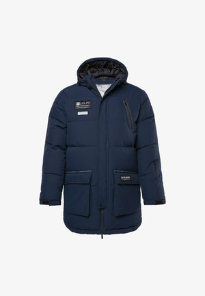 Giacca a vento blu navy con cappuccio, molteplici tasche con zip e patch con logo. Presenta una texture trapuntata e chiusura frontale con zip.