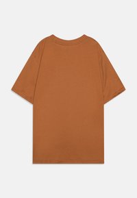 Camiseta de manga corta en naranja quemado, hecha de algodón suave. Cuello redondo, corte relajado y dobladillo limpio sin detalles adicionales.