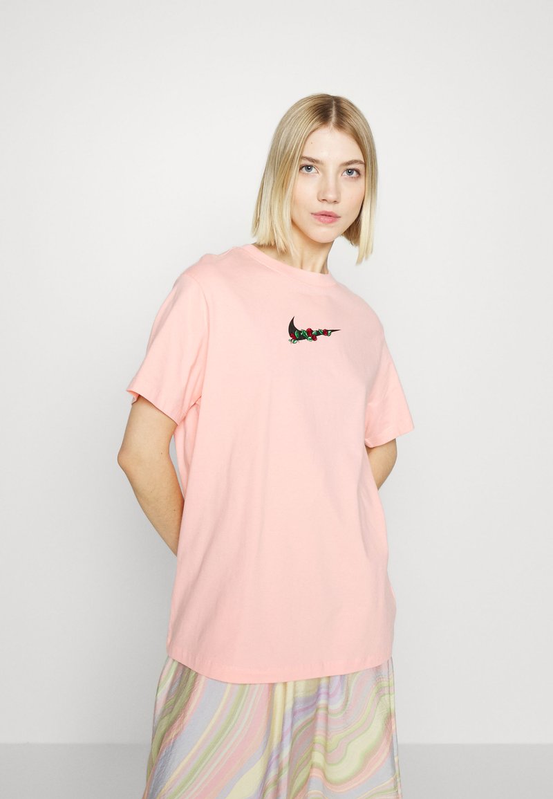 Damen T-Shirts | Nike Sportswear TEE V DAY T-Shirt print bleached coral/rosa - NO11369 Damen T-Shirts | Nike Sportswear TEE V DAY T-Shirt print bleached coral/rosa - NO11369