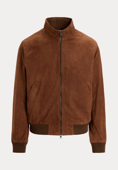Jachetă bomber maro din piele întoarsă, cu guler înalt, fermoar frontal, buzunare laterale și manșete și talie riburite.