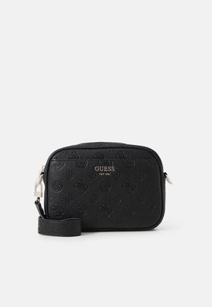 Sort tekstureret læder Guess håndledstaske med præget logomønster, sølvfarvet hardware og aftagelig rem på en ensfarvet baggrund.