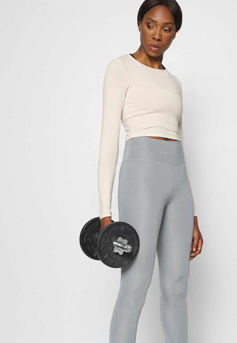 Damen Sportbekleidung | Casall CROP LONG SLEEVE Langarmshirt light sand/sand - PG52826 Damen Sportbekleidung | Casall CROP LONG SLEEVE Langarmshirt light sand/sand - PG52826