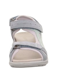 Jasnoniebieskie i szare zamszowe sandały z regulowanymi paskami, otwarty design na palce, miękka różowa wyściółka i teksturowana podeszwa. Zawierają metaliczne akcenty.