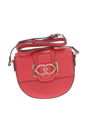 Bolso cruzado de imitación cuero rojo con forma redondeada, herrajes dorados y detalle de cierre en forma de corazón. Incluye una correa larga y ajustable.