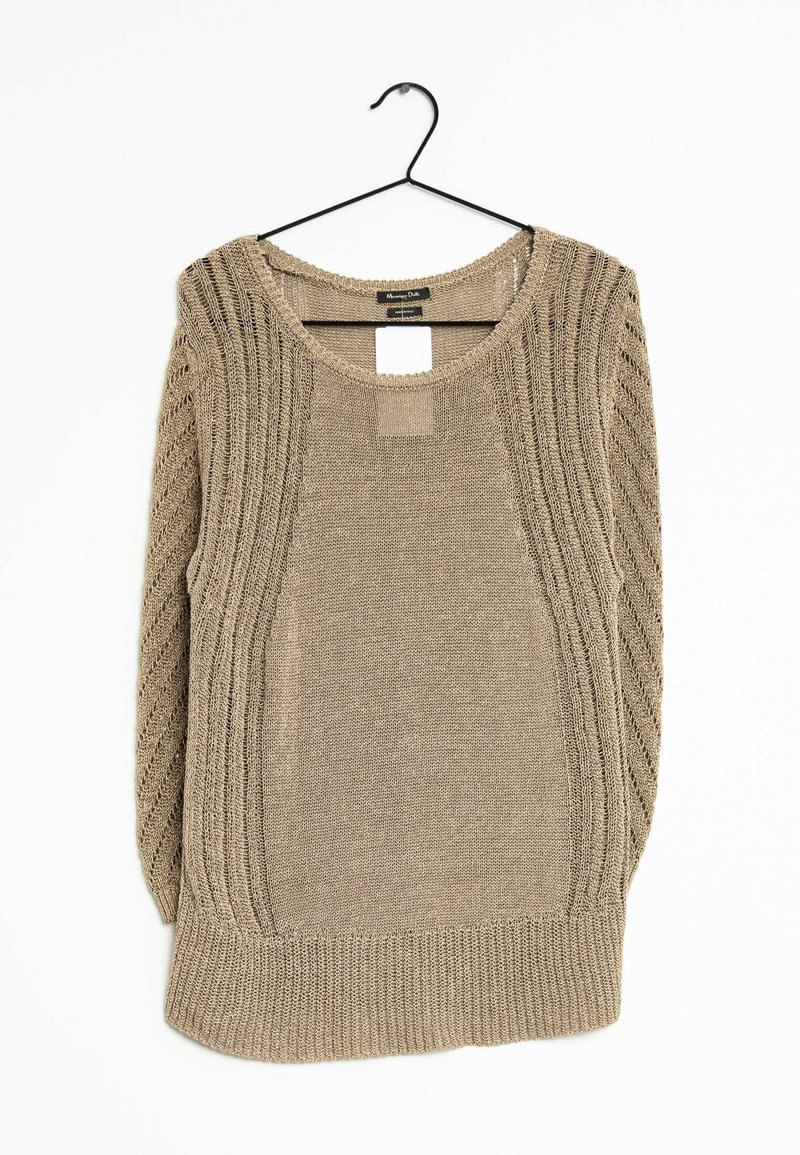 Pull beige en tricot avec un col rond, des panneaux latéraux texturés et un ourlet côtelé. Suspendu à un crochet noir sur un fond blanc.