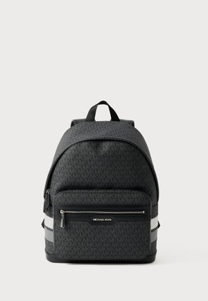 Mochila compacta preta e cinza da Michael Kors com padrão de logótipo, bolso frontal com fecho e riscas horizontais contrastantes nas laterais.