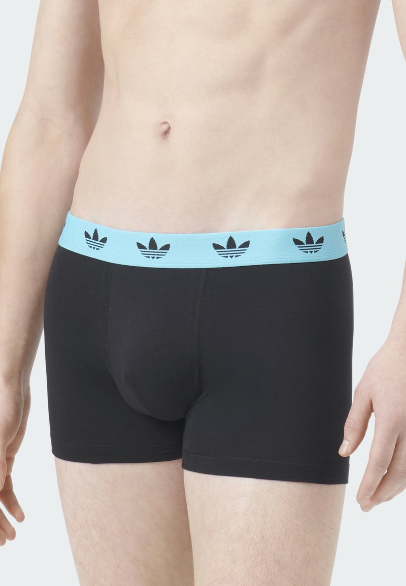 Schwarze Boxershorts mit einem hellblauen Bund, der ein schwarzes Logo-Muster aufweist. Hergestellt aus einem weichen, enganliegenden Stoff.
