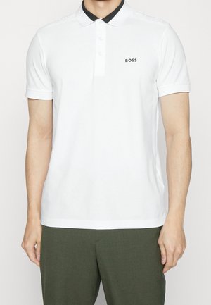 Polo blanc avec bordure noire au col et patte de boutonnage à trois boutons, arborant un petit logo noir "BOSS" sur la poitrine gauche.