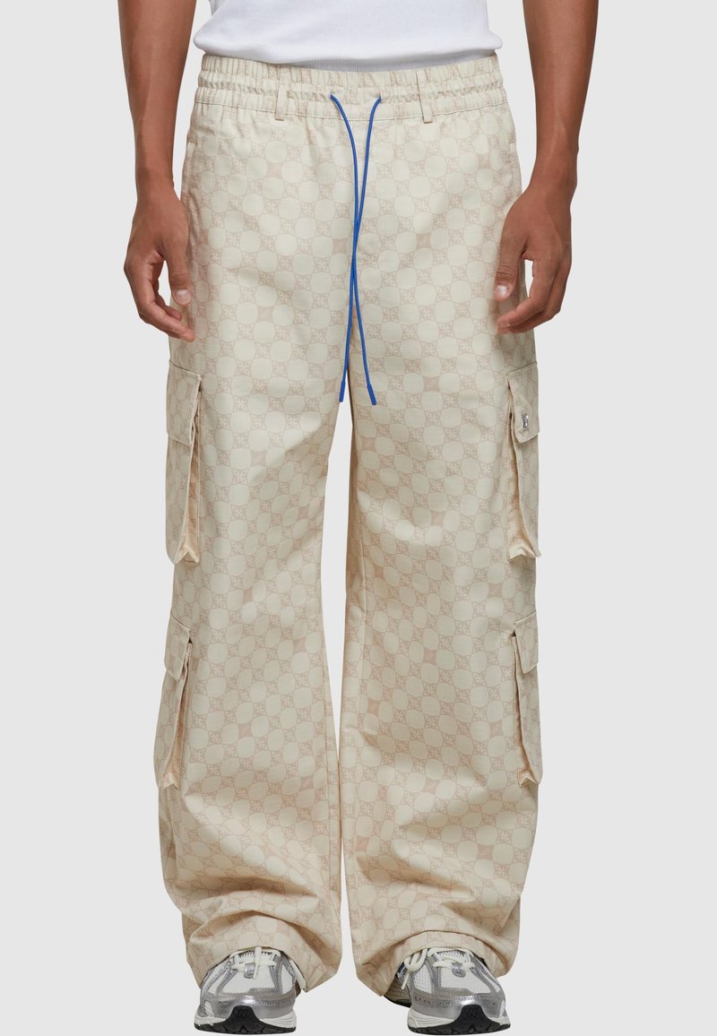 Beige cargo bukser med præget logo mønster, snøring med blå detaljer og flere sidelommer.