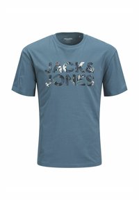 Plava majica kratkih rukava s natpisom "JACK & JONES" na prednjoj strani ispunjenim uzorkom tropskog lišća.